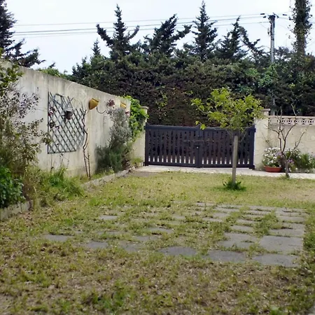 Spacious House With Garden 식스포즈레스플라지스