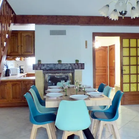 Spacious House With Garden 펜션 *